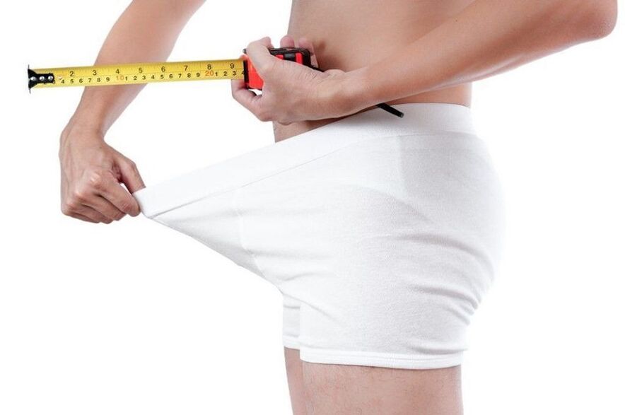 Измерение пениса перед упражнениями по увеличению.