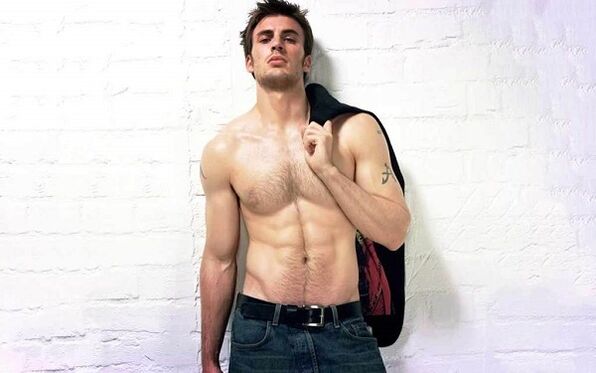 сексуальный мужчина с увеличенным пенисом