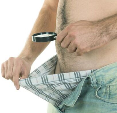 мужчина осматривает свой пенис и хочет его увеличить